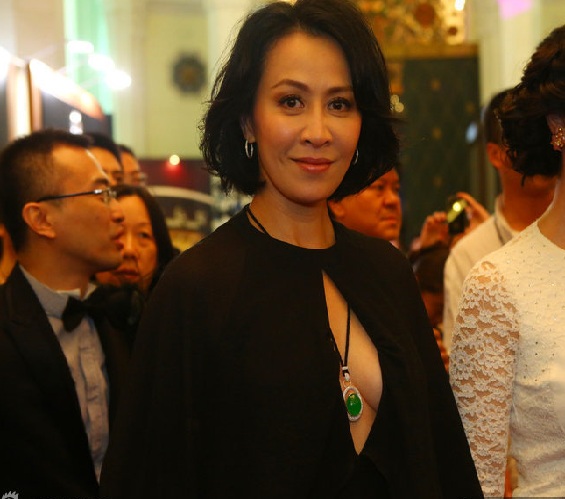 刘嘉玲黑裙性感露半球图片